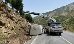 Hakkari'de Freni boşalan minibüs yan yattı