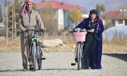 Yüksekova'da kadın ve erkekler yöresel kıyafetlerle pedal çevirdi