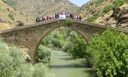 Tarihi Nehri Taş köprü ziyaretçilerini bekliyor