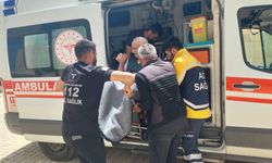 Oy kullanmak için ambulans ile sandık başına geldi