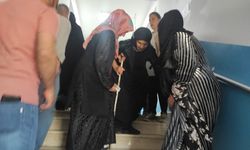 Yüksekova'da yaşlı vatandaşlar oy kullanmak için sandık başına gitti