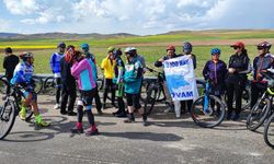 İranlı turistler Van Gölü'ne dikkat çekmek için pedal çevirdi