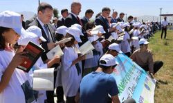 Van Gölü sahilinde temiz bir çevre için kitap okudular