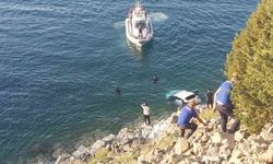 Gevaş'ta araç göle uçtu: 2 ölü