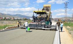 Yüksekova'da mahalle yolları beton asfaltla kaplanıyor