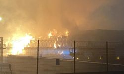 Tekirdağ'da karton fabrikasında yangın: Alevler geceyi aydınlattı