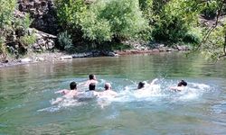 Derecik'te sıcaktan bunalan gençler derede serinliyor