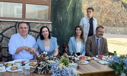 Vali Akbıyık ve eşine  Şemdinli'de evlilik yıl dönümü sürprizi