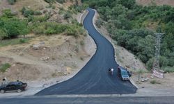 Hakkari'de köy yolları Asfalt yapım çalışmaları devam ediyor