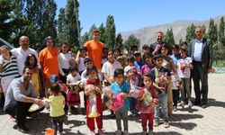 İstanbul'dan Yüksekova’ya gelen gönüllüler köy çocuklarını sevindirdi