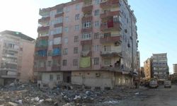 Diyarbakır’da depremde 60 kişinin hayatını kaybettiği bina ’ruhsatsız’ ve ’projesiz’ inşa edilmiş