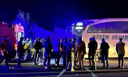 Yolcu otobüsü traktöre çarptı: 2 ölü, 18 yaralı