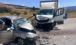 Nakliye kamyonu ile otomobil kafa kafaya çarpıştı: 4 yaralı