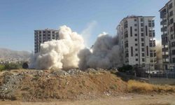 Malatya’da ağır hasarlı binaların patlayıcı ile yıkımı sürüyor