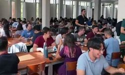 Ege Üniversitesi öğrencileri, yeni döneme yemek fiyatlarını protesto ederek başladı
