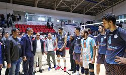 Vali Çelik, voleybol takımını desteklemek için tribündeki yerini aldı