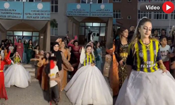 Hakkâri’de düğün alanına gelinliğinin üzerine giydiği formasıyla girdi