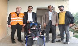 Doğuştan engelli 7 yaşındaki Serdar tekerlekli sandalyeye kavuştu