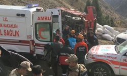 Hakkari'de saman yüklü kamyon devrildi