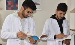 Tıp öğrencileri, kazandıkları fakültenin hastanesinde hem okuyor hem çalışıyor
