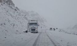 3 bin rakımlı Karabet Geçidi’nde kar yağışı trafiği olumsuz yönde etkiledi