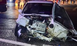 Hafif ticari araç ile otomobil kafa kafaya çarpıştı: 2’si ağır 6 yaralı