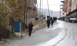 Hakkari’de kuvvetli rüzgar öğrencilere zor anlar yaşattı