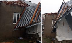 Yüksekova'da kuvvetli rüzgarda bir evin çatısı uçtu