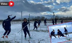 Kadın futbolcular karlı zeminde şampiyonluğa hazırlanıyor