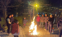 Hakkari'de vatandaşlar dışarıda ateş yakarak ısınıyor!