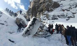 Uçuruma yuvarlanan kepçe kazasında 4 kişi hayatını kaybetti