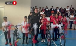 Yüksekova'da ödüllü badminton turnuvası düzenlendi