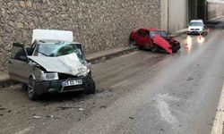 Otomobiller kafa kafaya çarpıştı: 4 yaralı
