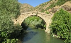 Şemdinli’de Tarihi Nehri Köprüsü göz kamaştırıyor