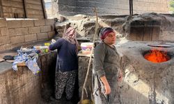 Mardin’de tandır başına geçen kadınlar günde 450 adet ekmek çıkartıyor