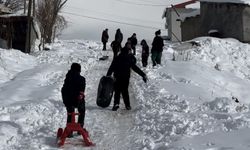 Yüksekova’da kar yağışına en çok çocuklar sevindi