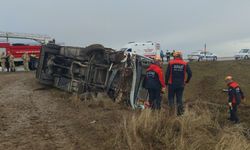 Van'da yolcu midibüsü devrildi: 4'ü çocuk 27 kişi yaralandı