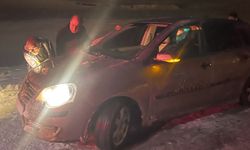Yoldan çıkan aracın imdadına Yüksekova Belediye Spor ekibi yetişti
