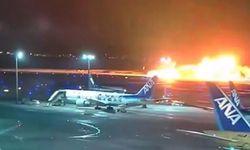 Japonya'da facia: 300'den fazla yolcu taşıyan uçak pistte alev aldı