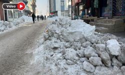 Yüksekova’nın ara sokaklarında biriken kar, esnafı mağdur ediyor
