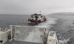Van Gölü’nde motor arızası yaşayan tekneyi Gemi Adamları kurtardı