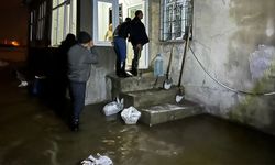 Yüksekova sular altında: Evlerinden çıkamaz oldular