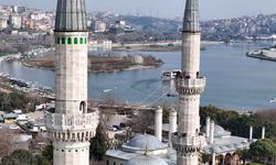 Ramazan ayının simgesi mahyaların ilki Eyüpsultan Camii’ne asıldı: "Ramazan Kur’an ayıdır"