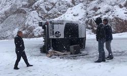 Van-Hakkari karayolunda minibüs devrildi: 7 yaralı