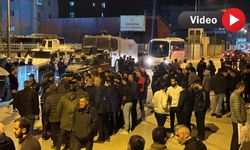Yüksekova’da tutuklanan kişilerin aileleri adliye önünde sinir krizi geçirdi