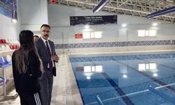 Kaymakam Ateş, yarı olimpik yüzme havuzunda incelemelerde bulundu