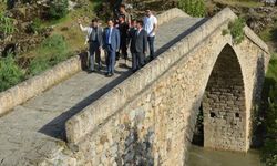 Şemdinli'de definciler tarihi taş köprüye zarar verdi