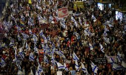 İsrail'de binlerce kişi ateşkes için sokaklara döküldü