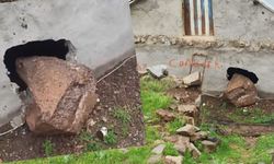 Yüksekova’da dağdan kopan kaya parçası ahırın duvarını deldi