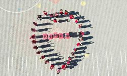 Erciş’te öğrenciler kalp koreografisi yaparak Anneler Günü’nü kutladı